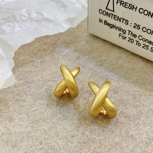 Boucles d'oreilles croix plaquées or et cuivre 14 carats pour femmes nouveau métal mat brossé S925 clous en argent forme géométrique perle pierre principale cadeaux - Product Image 6