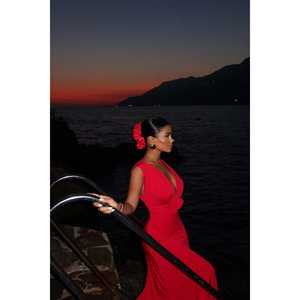 Robe de soirée rouge style simple, coupe trapèze, longueur genou, avec détails roses, taille empire au crochet, ornée de strass et de plumes - Product Image 4