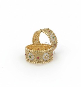 Brazalete de Oro Antiguo de Primera Calidad DIVYORO con Incrustaciones de Piedras Verdes y Rubíes, Joyería Étnica Hecha a Mano para Novias - Product Image 1