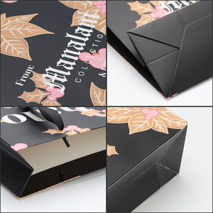 Sacs shopping en papier noir avec motif poinsettia doré et logo imprimé – Sacs personnalisés de remerciement pour les solutions de vente au détail et d'emballage de fêtes - Product Image 3