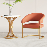 Luxuriöse nordische Möbelgarnitur: Moderne Samt-Sessel mit Metallgestell für Wohnzimmer und Lounge – Goldene Flügelstühle