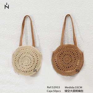 Borsa a tracolla grande rotonda in carta intrecciata traforata 33CM beige e marrone da donna per l'estate e la spiaggia - Product Image 3