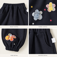 Celana Jogger Biru Dongker untuk Anak Perempuan dengan Aplikasi Bunga Kotak-Kotak Warna-Warni dan Saku Samping untuk Koleksi Pakaian Anak Grosir dan Kustom