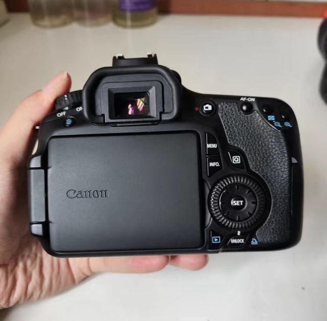 Low Price Second Hand for 60D 18MP CMOS Sensor DSLR Camera with SD Card 1080p Video for Portrait Photography
