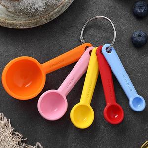 Ensemble de cuillères doseuses pour lait en poudre pour bébé en silicone, différentes tailles, différentes couleurs - Product Image 1