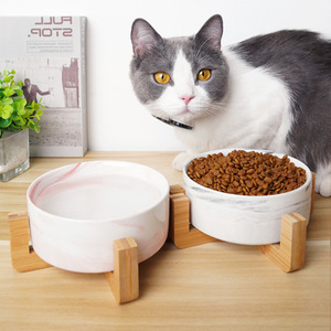Comederos de cerámica para mascotas con soporte de madera antideslizante para comida y agua para gatos. - Product Image 1