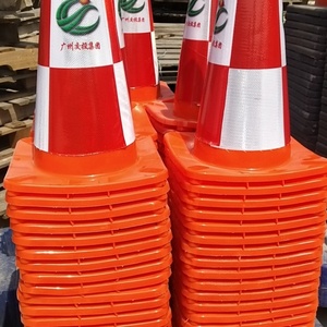 Cône de signalisation routière en PVC rouge monobloc de 700 mm, produit d'avertissement routier à usage courant - Product Image 5