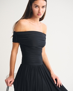 Vestido Maxi Negro de Lujo con Escote Fruncido y Hombros Descubiertos para Invitadas de Boda - Product Image 2