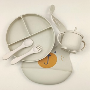 Juego de Alimentación de Silicona para Bebés con Logotipo Personalizado, Ecológico, Plato para Bebé con Vaso Antiderrames, Juego de Vajilla para Bebé, Caja de Regalo de Navidad - Product Image 1