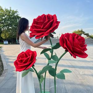 Rosa Artificiale Gigante Rossa con Supporto in Metallo, Grande Rosa in Schiuma per Decorazioni Floreali da Pavimento, Sfondo per Matrimoni ed Eventi, Vendita all'Ingrosso - Product Image 3