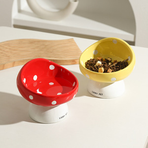Bol pour chat en céramique en forme de champignon avec support pour le cou, bec incliné pour éviter le basculement et mentonnière noire, bol à boire surélevé - Product Image 2