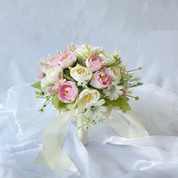 Bouquet de mariée en roses artificielles blanc crème avec fleurs de remplissage, feuilles vertes et ruban de satin pour la mariée