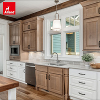 Armoires en chêne Shaker bicolores teintées et peintes, style ferme moderne, sur mesure Alland pour projets de villas avec îlot en pierre