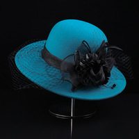 Chapeau élégant en coton pour femme avec décoration florale noire et rouge et voile pour occasions formelles et cérémonies