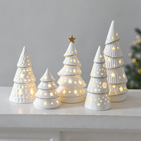 Weißer Keramik-LED-Weihnachtsbaum Tischdekoration Porzellan-Weihnachtsbaum-Ornament für Schreibtisch Regal Kaminsims Geschenk