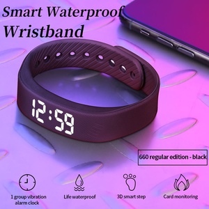 Montre-bracelet numérique LED étanche avec fonction snooze, podomètre intégré et bracelet de fitness réglable - Product Image 6