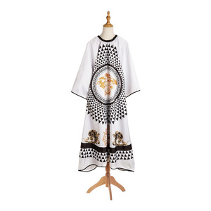 Cape de coiffure extra longue anti-adhésive pour adultes, usage en salon ou à domicile, cape textile blanche avec motif géométrique et design doré - Product Image 1