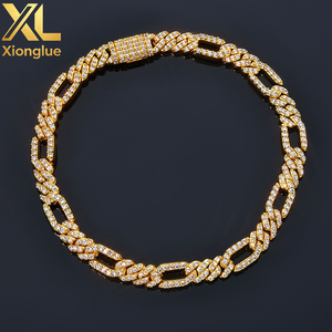 Pulsera de boda de diseño con esmeraldas delicadas para mujer, ajustable, con dijes de latón y circonitas 5A, ideal para fiestas y bodas. - Product Image 3