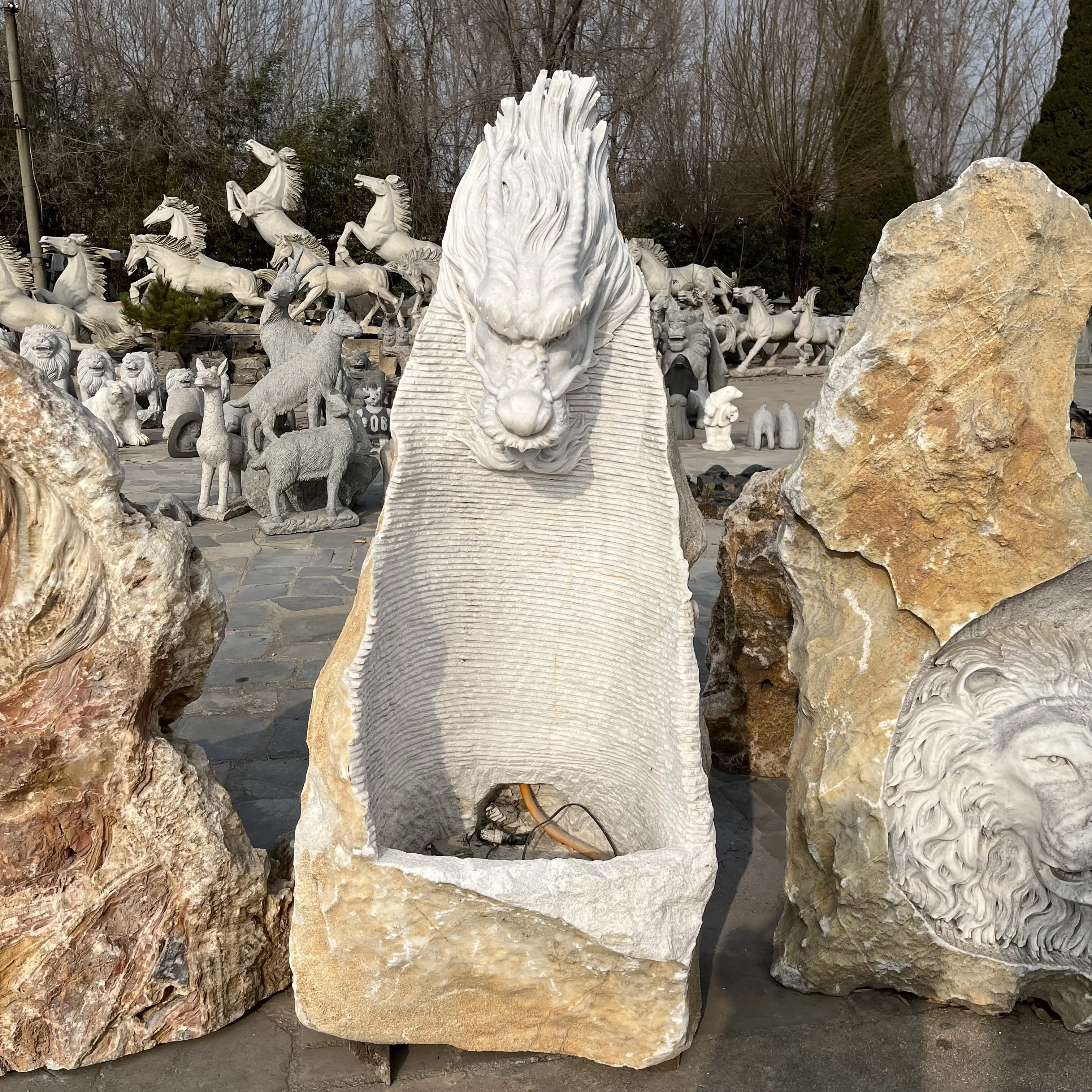 Estatua para decoración de jardín, piedra antigua de mármol, fuente de agua al aire libre, cabeza de dragón