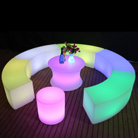 Tabouret long à LED pour l'extérieur Mobilier de jardin Chaise de bar à LED Banc d'éclairage Canapé imperméable en PE incurvé