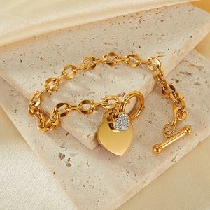 Vente <span class=keywords><strong>en</strong></span> gros de <span class=keywords><strong>bracelet</strong></span> à breloques <span class=keywords><strong>en</strong></span> plaqué <span class=keywords><strong>or</strong></span> 18 ct avec fermoir à bascule <span class=keywords><strong>en</strong></span> zircon cubique pour femmes bijoux tendances <span class=keywords><strong>en</strong></span> acier inoxydable avec chaîne et maillons - Product Image 1
