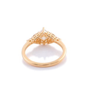 Miglior Negozio di Gioielli Online Anello di Fidanzamento Vintage in Oro Giallo Vero con Moissanite Taglio Principessa 1ct Colore D - Product Image 4