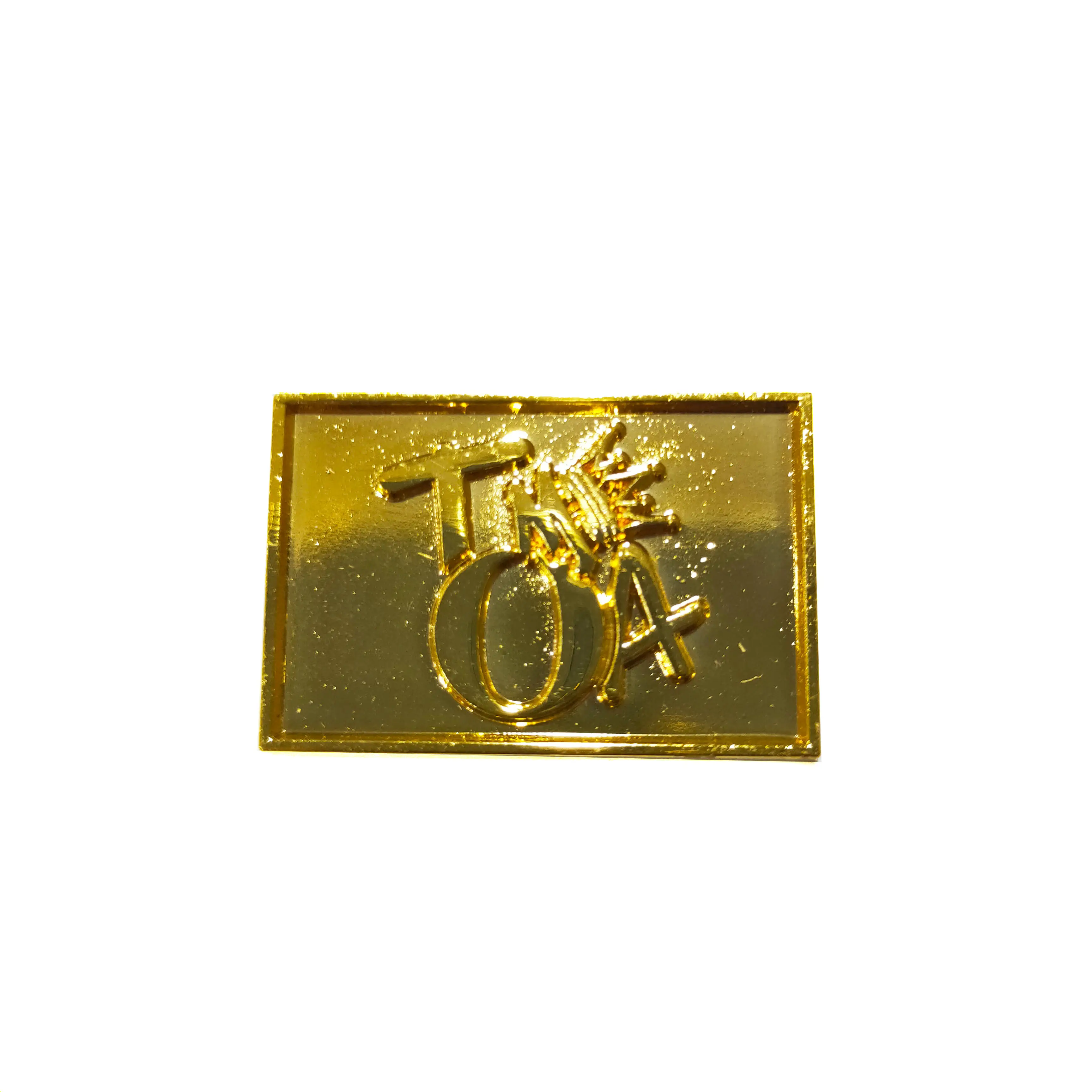 Personalizado new design emboss ouro emblema do pino de metal para o vestuário