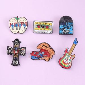 Broches de esmalte vintage de banda de rock de dibujos animados, diseño de guitarra cruzada, temática musical, venta al por mayor, Año Nuevo Chino - Product Image 4