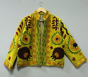 Chaqueta de lana amarilla con cuello alto y bordado floral Suzani hecho a mano, manga larga, cierre abierto, ropa casual de invierno - Product Image 1