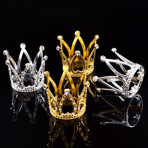 Mini Couronne Gâteau Topper <span class=keywords><strong>Prince</strong></span> Princesse <span class=keywords><strong>Petit</strong></span> Diadème Cupcake Toppers Bébé Minuscule Miniature Couronnes <span class=keywords><strong>Petit</strong></span> Strass Doré - Product Image 1