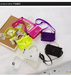 Yaz plaj küçük kız temizle kese bebek çocuk çanta Crossbody Mini çanta jöle PVC sikke cüzdan inci kolu ile