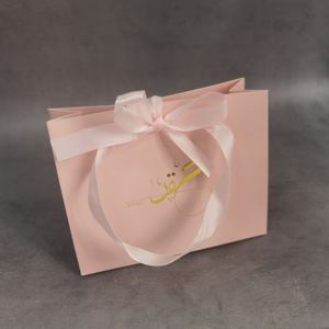 Cajas de Regalo de Papel Rosa Personalizadas con Logotipo en Dorado y Lazo de Cinta de Satén Rosa - Empaque de Lujo para Belleza y Regalos - Product Image 3