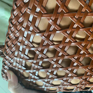Bolso Tote de Cuero Genuino para Mujer con Nudos, Cierre Abierto, Forro de Algodón y Diseño Calado - Product Image 5