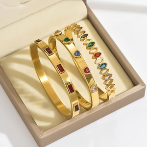 Bracelet élégant pour femme en acier inoxydable avec pierres précieuses colorées et <span class=keywords><strong>bande</strong></span> <span class=keywords><strong>dorée</strong></span>. Collier en acier inoxydable pour femmes. - Product Image 2
