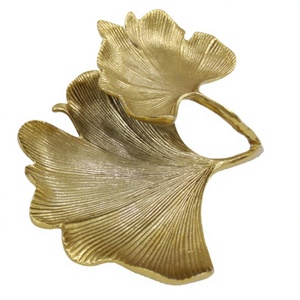 Bandeja Decorativa con Hoja de Ginkgo Dorada, Diseño Moderno de Planta en Latón, Forma Irregular, Pieza Única - Product Image 1