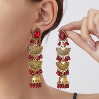 Boucles d'oreilles Jhumka dorées antiques avec perles et clochettes rose vif, bijoux pendantes de style chandelier indien Bollywood pour mariée et soirée, pour femmes