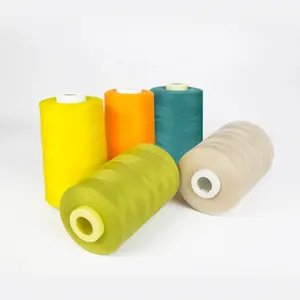 Vente en gros de fil à coudre en polyester 402 fil à coudre teint de couleur unie avec des couleurs pour vêtement
