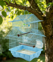 Kit de cage à oiseaux légère de style maison avec toit à plusieurs penteurs, jouet balançoire cloche, double perchoir en bois, plateau en plastique solide