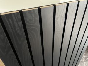 <span class=keywords><strong>Pannelli</strong></span> acustici a doghe di legno larghi 50mm Akupanel neri <span class=keywords><strong>3</strong></span> lati in PVC impiallacciatura <span class=keywords><strong>MDF</strong></span> <span class=keywords><strong>pannelli</strong></span> acustici a doghe per parete o soffitto - Product Image 4