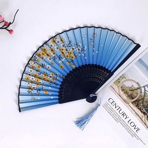 Abanicos de Mano de Bambú Plegables Personalizados con Diseño de Mariposas Azules y Cerezas Rosas, Ecológicos, Hechos a Mano, Tallados con Arte Folclórico, para Regalo - Product Image 1