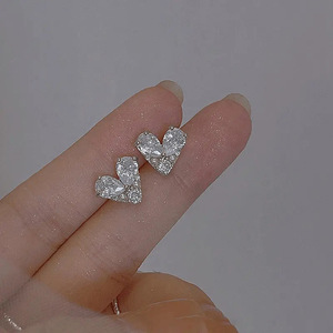 Orecchini a Perno a Forma di Cuore con Perla per Donne, Gioielli Eleganti e Delicati per l'Orecchio - Product Image 1
