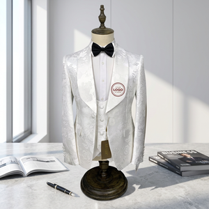 Traje de 3 Piezas para <span class=keywords><strong>Hombre</strong></span> con Solapa de Chal Jacquard Floral Blanco y Emblema de Logotipo Personalizado, para Boda o Fiesta de Graduación, con Bolsillo con Solapa y Ribete de Satén - Product Image 1