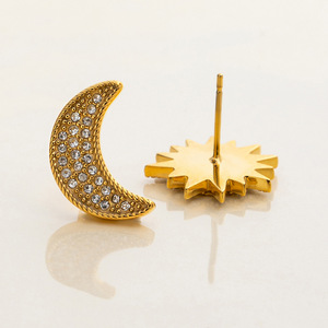 Boucles d'oreilles Sun Moon en or avec cristaux transparents, design géométrique pour bijoux de mode - Product Image 4