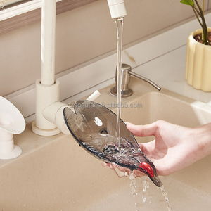 Пластиковая мыльница с красной короной - Product Image 1