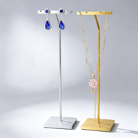 Présentoir de bijoux en métal doré pour colliers, base carrée, support à barre supérieure crantée, pour boutique, magasin de détail, décoration intérieure RY1534