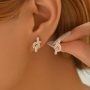 Meilleurs cadeaux d'anniversaire à la mode pour les femmes Boucles d'oreilles luxueuses mignonnes en cuivre avec nœud torsadé Boucles d'oreilles géométriques en zircon Bijoux personnalisés - Product Image 1