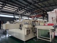Ligne de production de papier toilette entièrement automatique à commande PLC, avec machine de rembobinage, gaufrage, perforation, découpe et emballage, directement de l'usine