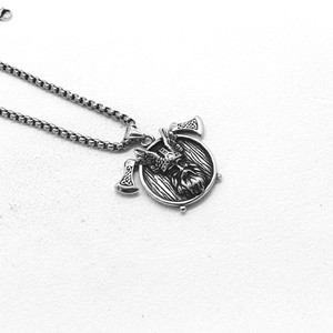 Collar con Colgante Vikingo Unisex de Acero Inoxidable y Diseño de Hachas de Guerra para Joyería de Moda - Product Image 2