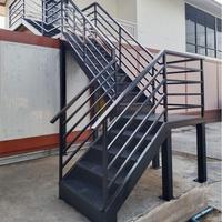 Escalier extérieur droit pour locatif avec structure en acier fiable et finition à faible entretien