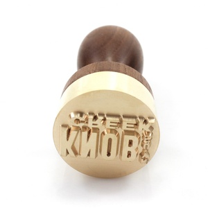 Tampons personnalisés pour glaçons, tampons à savon personnalisés, tampons de marque pour glaçons avec manche en bois - Product Image 1